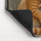 Ginger Kitten umarmt ein Baby Chick Mousepad (Ecke)