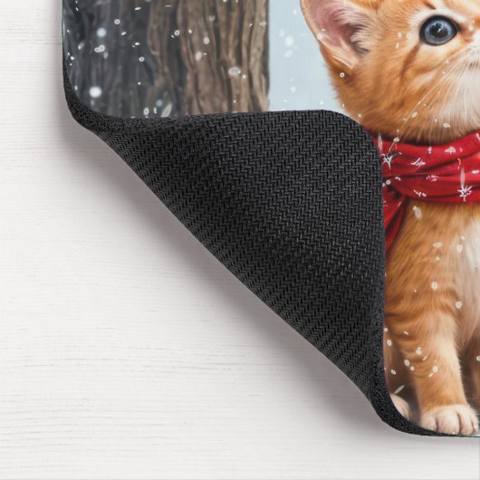Ginger Kitty beobachtet einen Kardinal Mousepad (Ecke)
