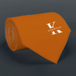 Ginger Orange Elegant Monogram   Name | einseitig Krawatte<br><div class="desc">Ein eleganter, einseitiger Hals mit einem fett-weißen Monogramm über einen Ginger-Farbhintergrund. Zusätzlich zu diesem Monogramm sitzt Ihr Vor- oder Nachname in allen Hauptstädte. Wenn Sie einen mutigeren Blick auf den persönlichen Namen im großen Buchstaben bevorzugen, können Sie folgendes tun: Benutzen Sie die Funktion Anpassen/Bearbeiten und klicken Sie auf den Namen....</div>