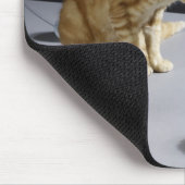 Ginger Tabby Katze sitzend auf Tisch Mousepad (Ecke)
