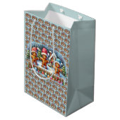 Gingerbread Family Snowy Christmas Scene Mittlere Geschenktüte (Rückseite Schrägansicht)