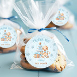 Gingerbread Man Blue Christmas Boy Baby Shower Runder Aufkleber<br><div class="desc">Ein kleiner Mann ist unterwegs! Weihnachtsjunge duschen Aufkleber,  Gefallen-Etiketten,  mit einem bezaubernden Lebkuchenmann,  Weihnachtsbaum,  Geschenk- und Schneeflocken in Blau und Beige. Personalisieren Sie den Text einfach. Kate Eden Art</div>