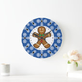 Gingerbread Man on Blue White Snowflakes Pattern Große Wanduhr (Zuhause)