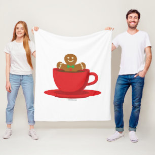 Gingerbread-Mann entspannt sich in roter Tasse mit Fleecedecke