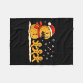 Gingerbread Monster Chase Funny Christmas Cookie X Fleecedecke (Vorderseite (Horizontal))