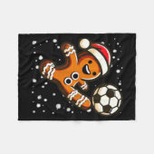 Gingerbread Plays Soccer Bicycle Kick, Cookie Chri Fleecedecke (Vorderseite (Horizontal))