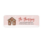 Gingerbrei Christmas Return Labels<br><div class="desc">Dieses Adressetikett zeigt ein festliches Aquarellhaus,  das mit roten und grünen Pfefferminzen und weißer Vereisung geschmückt ist. Der Hintergrund ist pink mit Aquarellschnee. Die Typografie ist ein roter Script-Schriftart für den Familiennamen und ein Vintager Schriftart für die Adresse.</div>