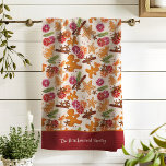 Gingerbrei Citrus Gewürzweihnachtsname Familiennam Geschirrtuch<br><div class="desc">Dieses süße Design entstand durch meine skandinavischen inspirierten Kekse, die wie ein Lebkuchenmensch, ein Weihnachtsbaum und ein Stern geformt wurden, umgeben von Zitrusfrüchten, getrockneten Gewürzen, Pflanzen und Beeren, die das Gefühl einer warmen Hütte-Küche in Oma mit den Düften von Urlaubskuchen wecken! . Finden Sie mehr koordinierende Produkte in der vollständigen...</div>