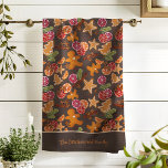 Gingerbrei Citrus Gewürzweihnachtsname Familiennam Geschirrtuch<br><div class="desc">Dieses süße Design in einer braunen Farbe entstand durch meine skandinavischen inspirierten Kekse, die wie ein Lebkuchenmensch geformt wurden, einen Weihnachtsbaum und einen Stern, umgeben von Zitrusfrüchten, getrockneten Gewürzen, Pflanzen und Beeren, die das Gefühl einer warmen Hütte-Küche in Oma mit den Düften des Urlaubbuches wecken! . Finden Sie mehr koordinierende...</div>