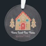 Gingerbrett Neue Zuhause Chalkboard Holiday Custom Ornament<br><div class="desc">"Zuhause Sweet New Zuhause". Hier ist eine wunderbare Art, Ihre 1. Weihnachtsfeier in Ihrer neuen Zuhause mit diesem bezaubernden, skurrilen, schlichten, modernen, individuelle Name Weihnachtsschmuck zu feiern. Ein niedliches Lebkuchenhaus, Keksbäume und spielerische Schriftzeichen überlagern einen dunkelkohlegrauen Kalkbrettboden. Personalisieren Sie Ihre Namen und das Jahr. Ein süßes Herz, Bonbons und Ihre...</div>