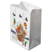 Gingerbrot House Santa and Elves Farbiges Comic Mittlere Geschenktüte (Rückseite Schrägansicht)