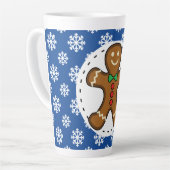 Gingerbrot Man on Blue White Snowflakes Pattern Milchtasse (Linke Ecke)