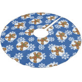 Gingerbrot Man on Blue White Snowflakes Pattern Polyester Weihnachtsbaumdecke (Schrägansicht)