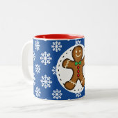 Gingerbrot Man on Blue White Snowflakes Pattern Zweifarbige Tasse (Vorderseite Links)