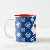 Gingerbrot Man on Blue White Snowflakes Pattern Zweifarbige Tasse (Links)