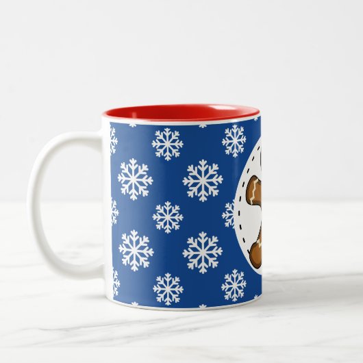 Gingerbrot Man on Blue White Snowflakes Pattern Zweifarbige Tasse (Links)