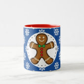 Gingerbrot Man on Blue White Snowflakes Pattern Zweifarbige Tasse (Mittel)