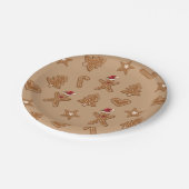 Gingerbrot Weihnachtskeksformen auf Braun Pappteller (Schrägansicht)