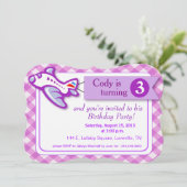 Gingham Banner Flugzeug Geburtstag| Lavendel Einladung (Stehend Vorderseite)