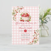 Gingham Berry in Liebe Erdbeeren Brautparty Einladung (Stehend Vorderseite)