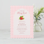 Gingham Berry Sweet Strawberry Baby Shower Einladung (Stehend Vorderseite)