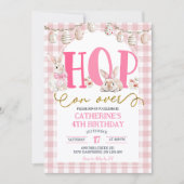 Gingham Boho Blumen-Hopp-über-Häschen-Geburtstag Einladung (Vorderseite)