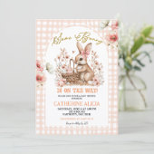 Gingham Boho Floral Easter Bunny Baby Shower Einladung (Stehend Vorderseite)