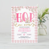 Gingham Boho Floral Hop on over Bunny Birthday Einladung (Stehend Vorderseite)