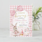 Gingham Coquette Pink Floral Bunny Baby Shower Einladung (Stehend Vorderseite)