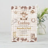 Gingham Cowboy is on the Way Baby Shower Einladung (Stehend Vorderseite)