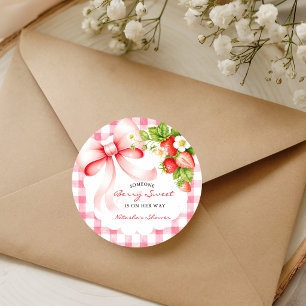 Gingham-Erdbeere Rosa Baby Shower Runder Aufkleber