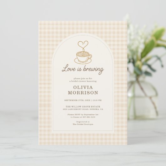 Gingham Love is Brewing QR Code Bridal Shower Einladung (Stehend Vorderseite)