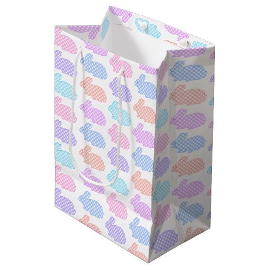 Gingham Oaster Bunny Pattern Mittlere Geschenktüte (Vorderseite Schrägansicht)