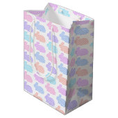 Gingham Oaster Bunny Pattern Mittlere Geschenktüte (Rückseite Schrägansicht)