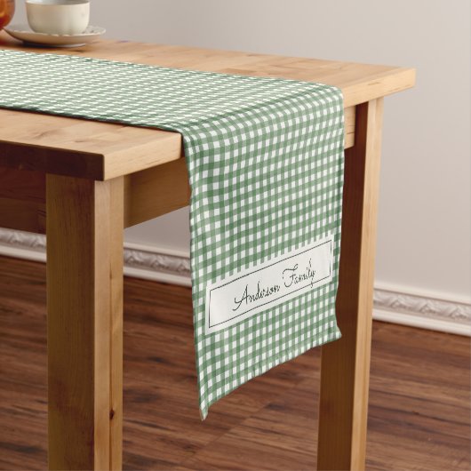 Gingham Pattern in Green with double Family Name Kurzer Tischläufer (Beispiel)