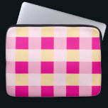 Gingham Pattern Laptopschutzhülle<br><div class="desc">Cooles Gingham- oder Checkerboard-Muster mit trendgelben und hellen rosa Farben.</div>