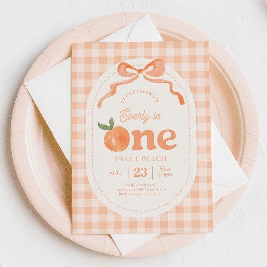 Gingham Peach First Birthday Einladung
