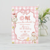 Gingham Pink Daisy One Cute Chick 1st Birthday Einladung (Stehend Vorderseite)