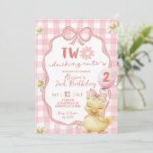 Gingham Pink Daisy Yellow Duck 2nd Birthday Einladung (Stehend Vorderseite)