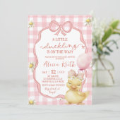 Gingham Pink Daisy Yellow Duck Baby Shower Einladung (Stehend Vorderseite)