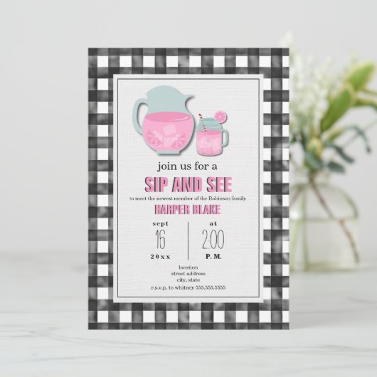 Gingham Pink Lemonade Sip & See Baby Einladung (Stehend Vorderseite)
