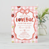 Gingham Rot Lovebug Babyparty Einladung (Stehend Vorderseite)