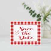 Gingham Save the Date Wedding Red White Karos Ankündigungspostkarte (Stehend Vorderseite)