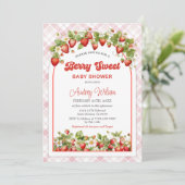 Gingham Strawberry Baby Shower Einladung (Stehend Vorderseite)