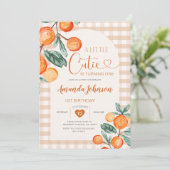 Gingham Süsse macht One Orange Birthday Einladung (Stehend Vorderseite)