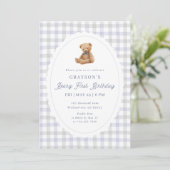 Gingham Teddy Bear Beary First Birthday Invitation Ankündigung (Stehend Vorderseite)