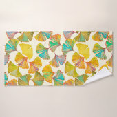 Gingko verlasse auf dem Boden nahtlos Muster. Wate Badehandtuch (Badehandtuch)