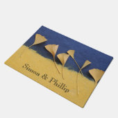 Ginkgo-Blätter auf Büttenpapier Fußmatte (Schrägansicht)