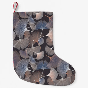 Ginkgo-Blätter: elegantes natürliches Muster. Kleiner Weihnachtsstrumpf