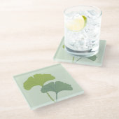 Ginkgo-Blätter - individuell anpassbare Hintergrun Glasuntersetzer (Schrägansicht)